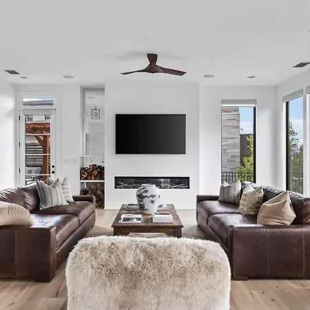 Luxury Home In Green Hills With Garage And Walk To The Park